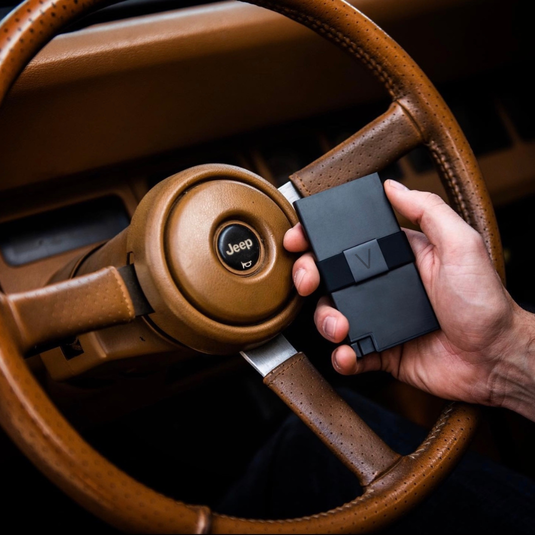 Villantto premium aluminum smart wallet for men in Pakistan – RFID-blocking, slim, minimalist design for cards and cash